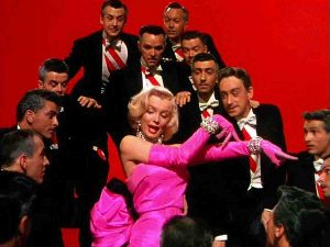 Marilyn Monroe w kreacji z kryształami Swarovskiego w filmie "Mężczyźni wolą blondynki" (1953)